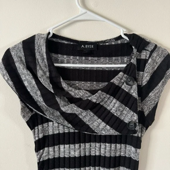 A.Byer Short Sleeve Sweater - Size Small - Picture 4 of 7